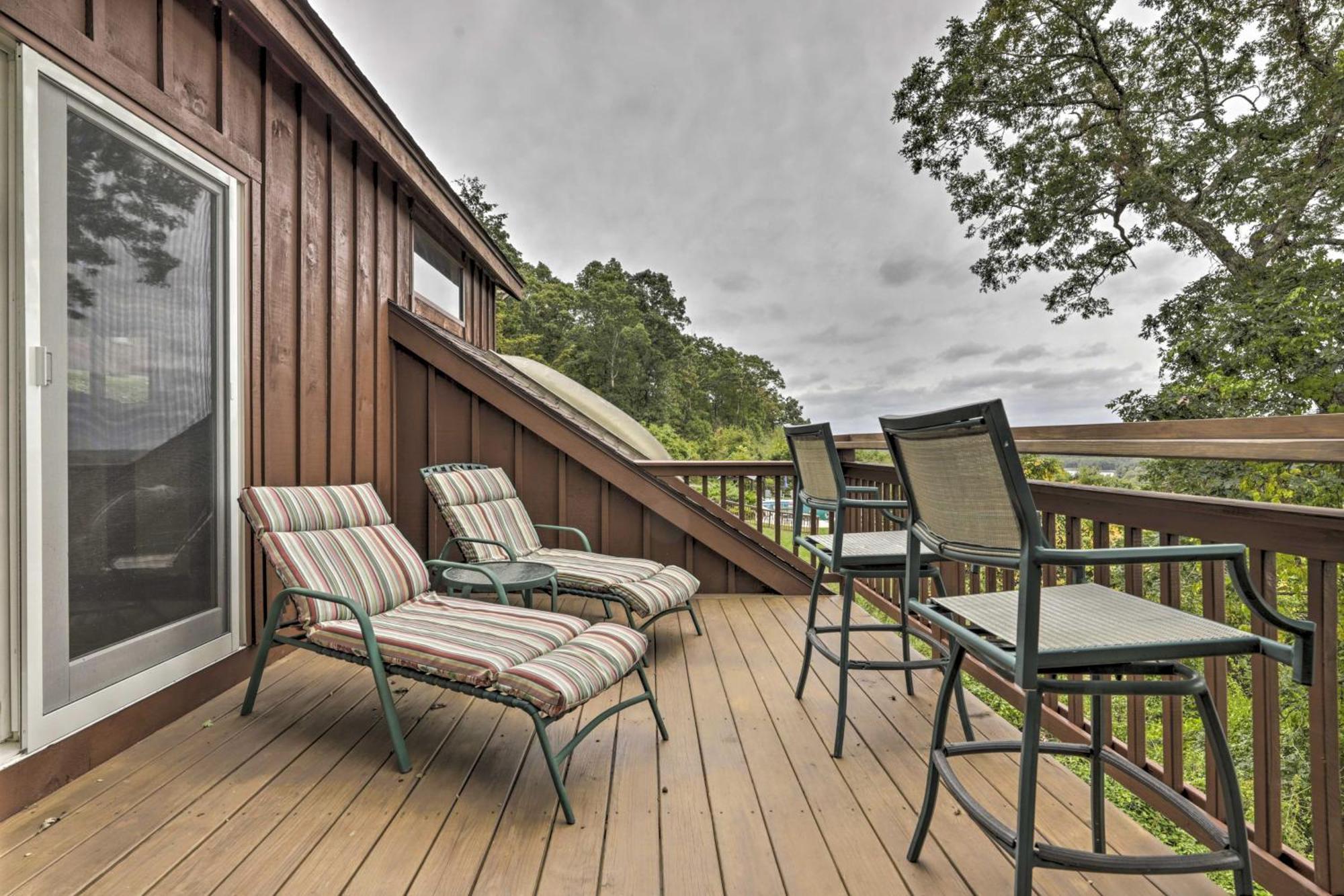 Private Guest House With Deck And Spectacular Views! Uncasville Exterior foto